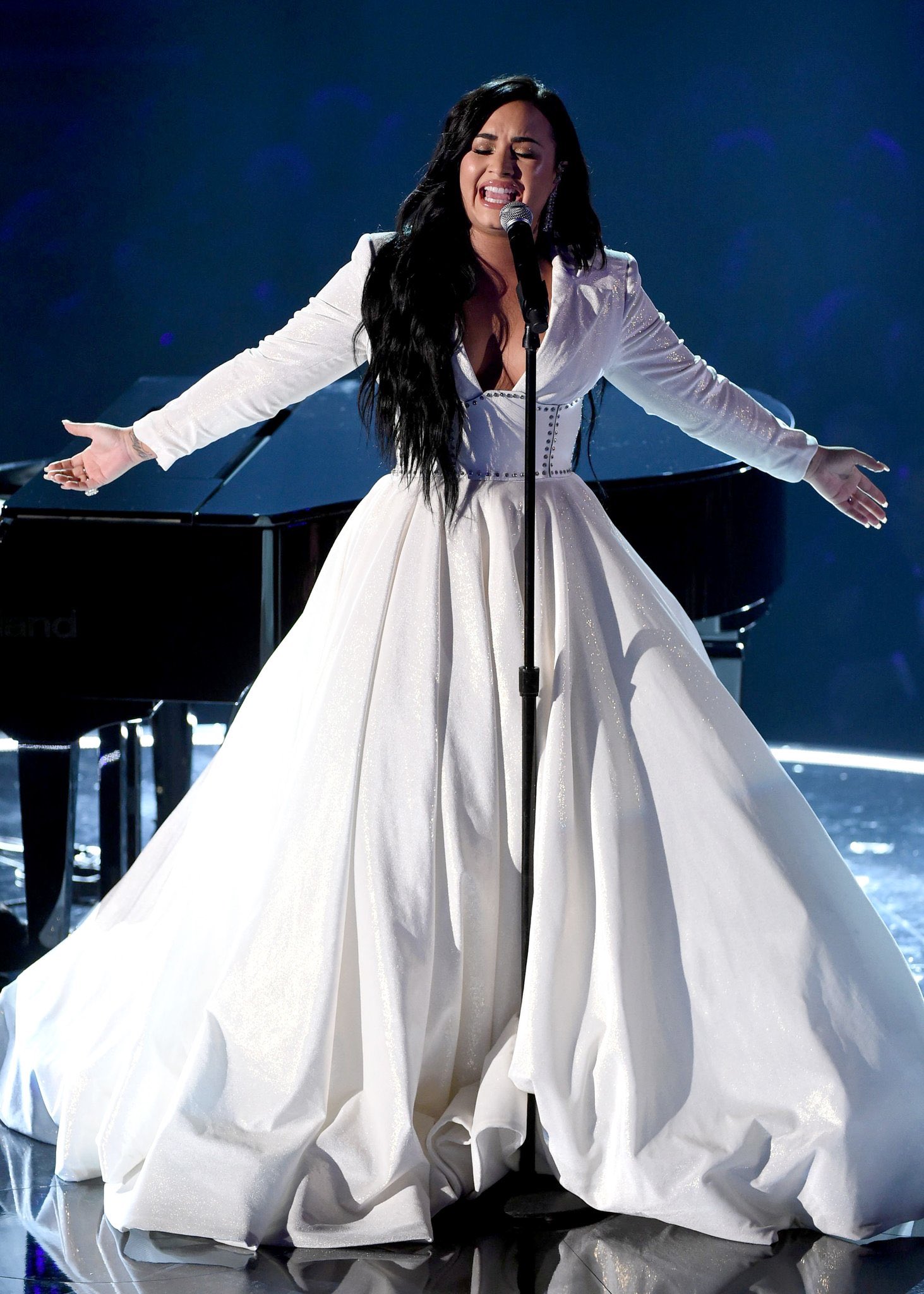 Happy birthday to my favorite singer Demi Lovato!! Sending love  