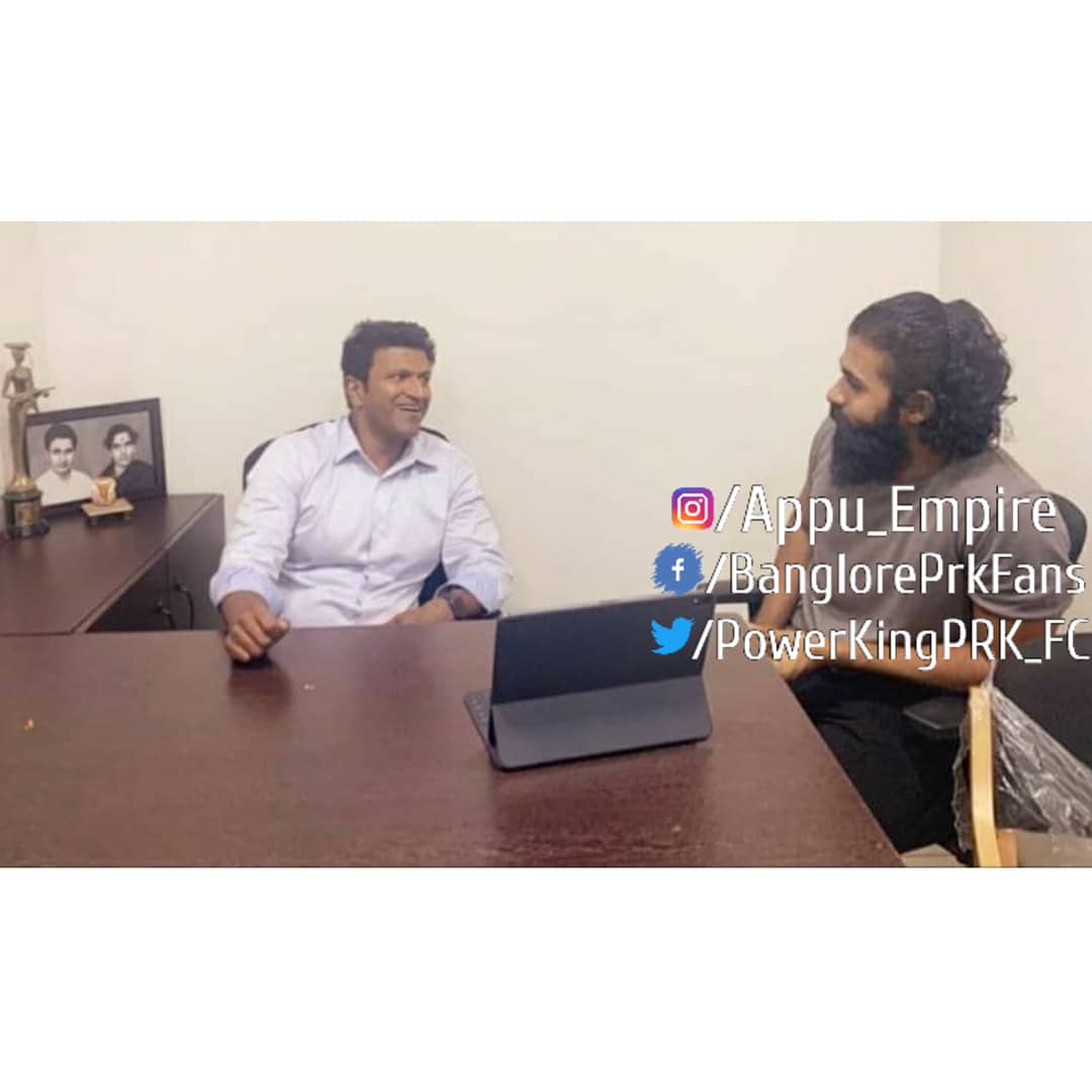 AppuEmpire's tweet photo. Good evening everyone ❤
Boss with @yuva_rajkumar sir 
#Yuvarathnaa #yuvarathnaaswag #PuneethRajkumar #Appu_Empire #Appuboss #Prkboss #Yuvarajkumar #TheRajkumars https://t.co/KpNGw1jSYA