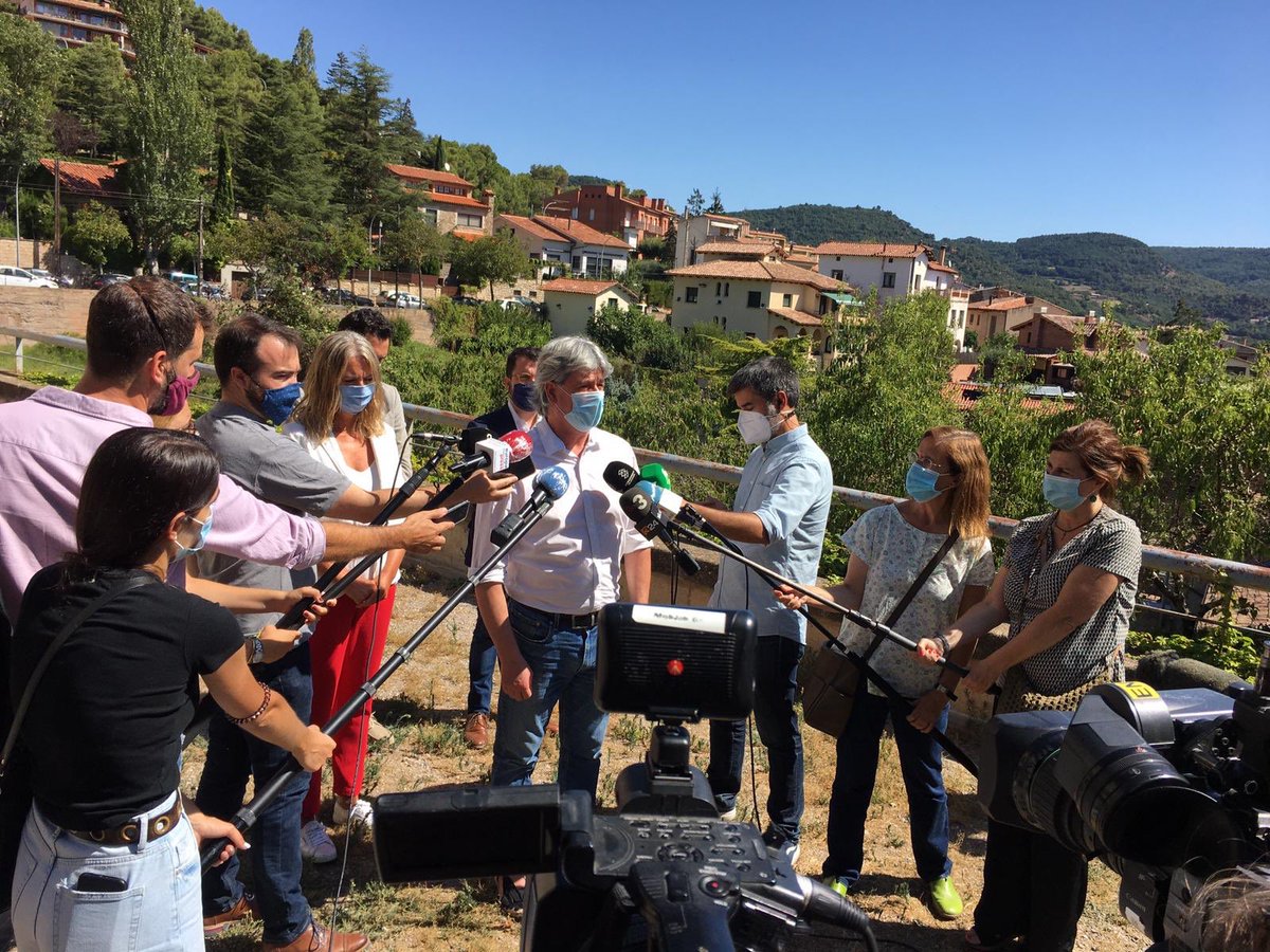 JoventMoianes's tweet photo. 🔴 Els alcaldes i alcaldesses @Esquerra_ERC es posicionen en contra de cedir els romanents municipals a l'Estat Espanyol! Avui hem sigut presents a la trobada de Moià! El romanent municipal és de les veïnes! 💪 https://t.co/i65SBbvPnF