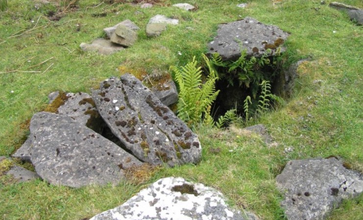 St Maelrhuba’s Well in Wester Ross was once one of the most famous in Scotland. It sits on a site long associated with the Druidical sacrifice of bulls and other livestock, and the adjacent shore is still called Creag nan Tarb (Cliff of the Bull) as a result.  #FolkloreThursday