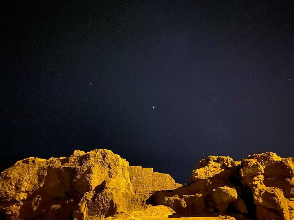 massimeuli's tweet photo. Non capisco perché la gente stia ore e ore a vedere le stelle cadenti, e non si concentra su quelle emergenti 
.
.
.
#stars #imnotonthemoon #nofilter https://t.co/nVcguN2X6V https://t.co/JTVIp2RR5U
