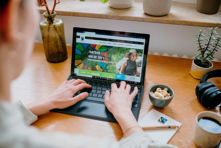 Heute um 10.00 Uhr! Online-Tagung „5 Jahre SDGs-Kompass für das #Engagement im Fairen Handel?“
Wir diskutieren den Beitrag der lokalen Wirtschaft zu den #SDGs, tauschen uns über Beispiele in Kommunen aus &amp; lernen in Workshops von Expert*innen. fairtr.de/jNR