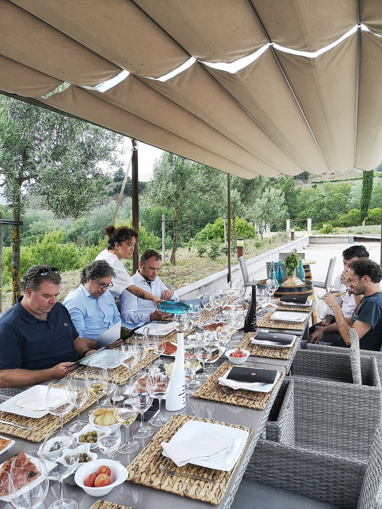 edooliveoil's tweet photo. Who would you like to share a table like this one with? Enjoy summer at every bite and sip.

#edooliveoil #thegoldessence #extravirginoliveoil #evoo #aove #organic #ecologic #siurana #montsant #priorat https://t.co/k3qUMFmzlD