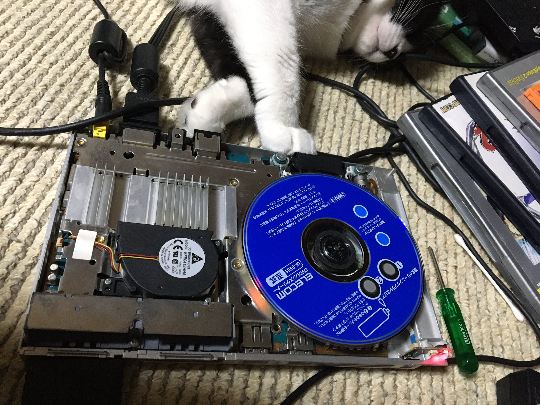 さばみそ Ps2の調子が悪いので分解してみたらピックアップレンズが完全にダメになってるっぽいです 出力調整したけど直りませんでした はっちゃんも手伝ってくれたけどどうしょうもなかったです 初期型のps3が互換性あるからそれ買うかなって思いまし