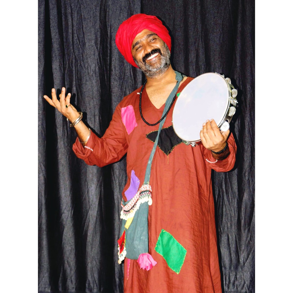 यूं तो बहुत हैं
ख़ैरख़्वाह इर्द-गिर्द मेरे, 
बस आज़माइश के लिए
एक अदद तूफ़ान की दरकार है।

🖋️ सुनीत राज़दान

#urdushayari #sunitrazdan #urdupoetry #hindishyaris