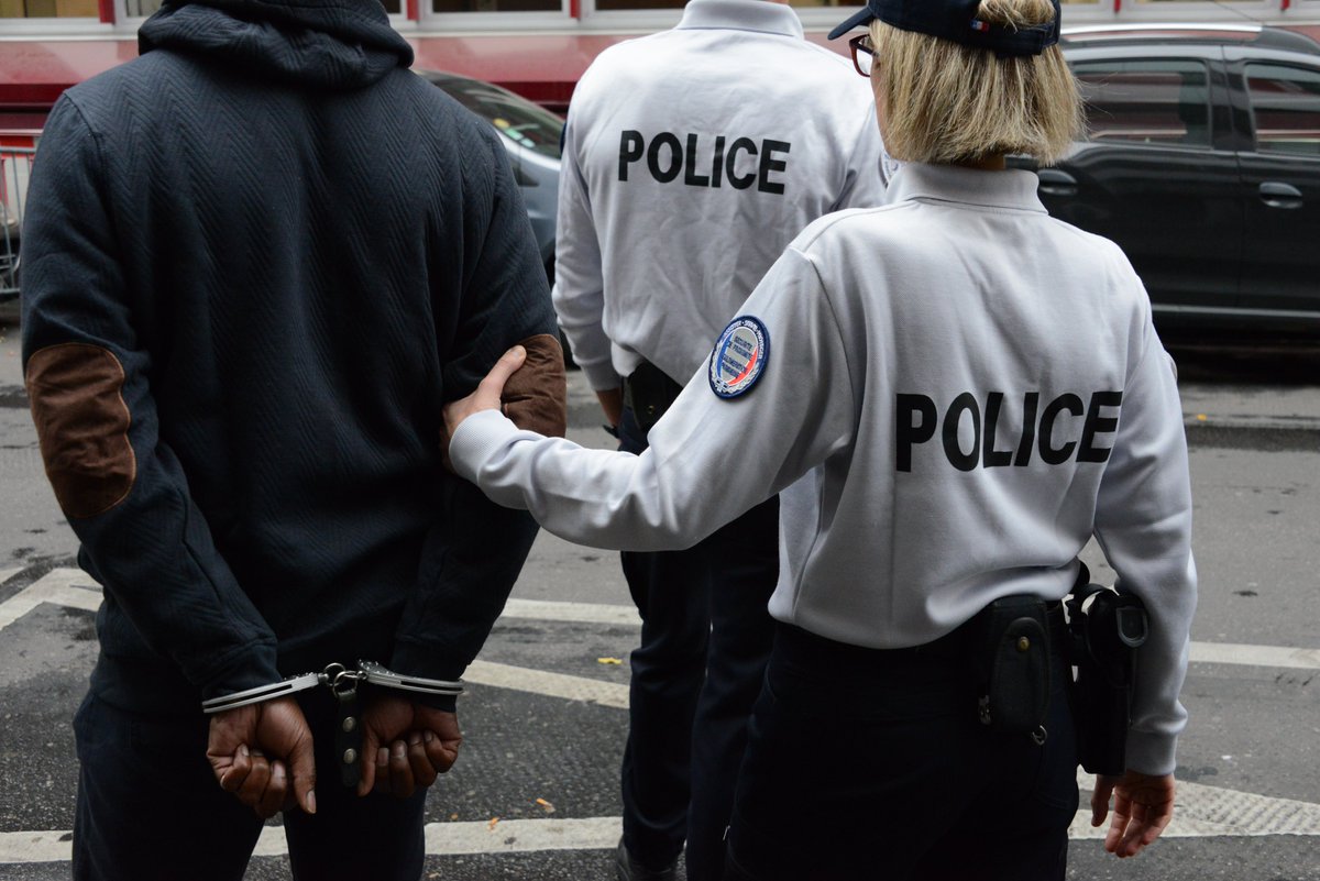 prefpolice's tweet photo. #StopAuxVols | A #Paris17, les 👮‍♀️👮‍♂️ de la DSPAP, requis pour une tentative de vol de montre ont vite repéré et interpellé les auteurs. Une septuagénaire leur a alors indiqué avoir elle aussi été agressée, et sa chaîne volée, elle a reconnu 2 des individus interpellés.
➡️ 4 GAV. https://t.co/57dCFWXTDz