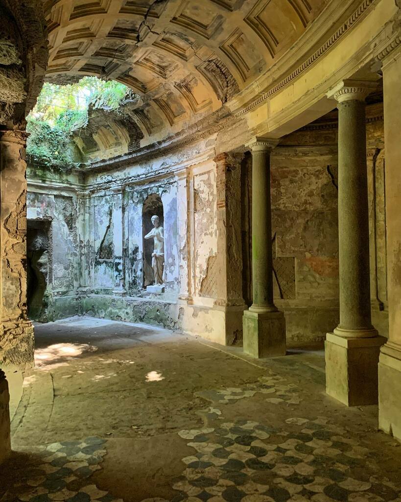 kn0l0gy's tweet photo. Criptoportico dei giardini inglesi alla Reggia di Caserta (quando la natura si riprende i suoi spazi).
.
.
.
#reggiadicaserta #caserta #giardinoinglese #garden #monumentapp #rovine #naturetakesover #napoli #napolidavivere #napolinstagram #napolitoday #napoli_foto #napoli_car… https://t.co/qxjsjebV4w