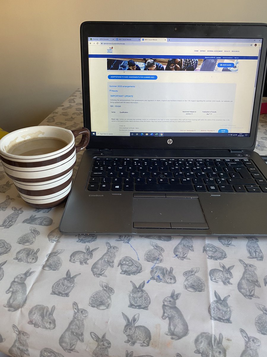 HeoldduEnglish's tweet photo. Wilko is ready! Good luck everyone! 🤞☕️ #theclassof2020 https://t.co/tWBdwjuWDh