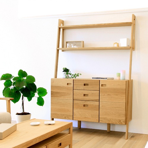 🌿温もり溢れる木の質感🌿

魅せる収納と隠す収納を兼ね備えたレイリア！文具や郵便物といった細かいものは扉の中へ。本やCD、レコードといったお気に入り雑貨などはオープン棚にディスプレイすると、見た目もきれいに整います。

▼レイリア118キャビネット 
rigna.com/item/8479