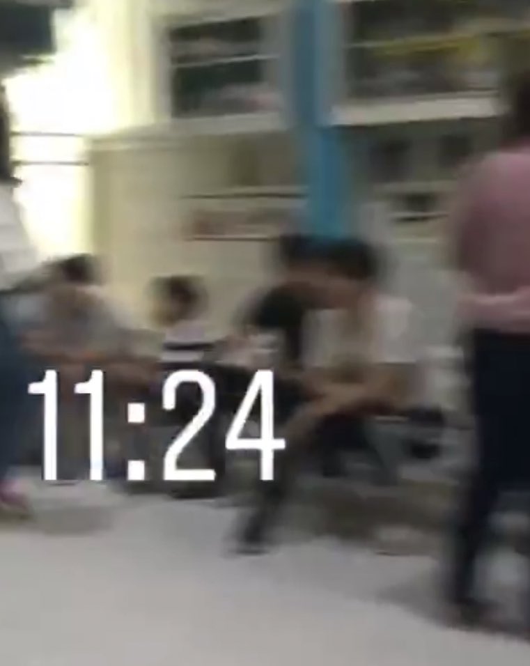 thunnnderrr's tweet photo. (27Aug60) พพไปหาเด็กๆที่สถานเลี้ยงเด็กด้อยโอกาสกับครอบครัวบิวกิ้น.. คุณพี่ว่าเค้ากอดคอกระซิบอะไรกันรึป่าว https://t.co/NRUkJJRvdj