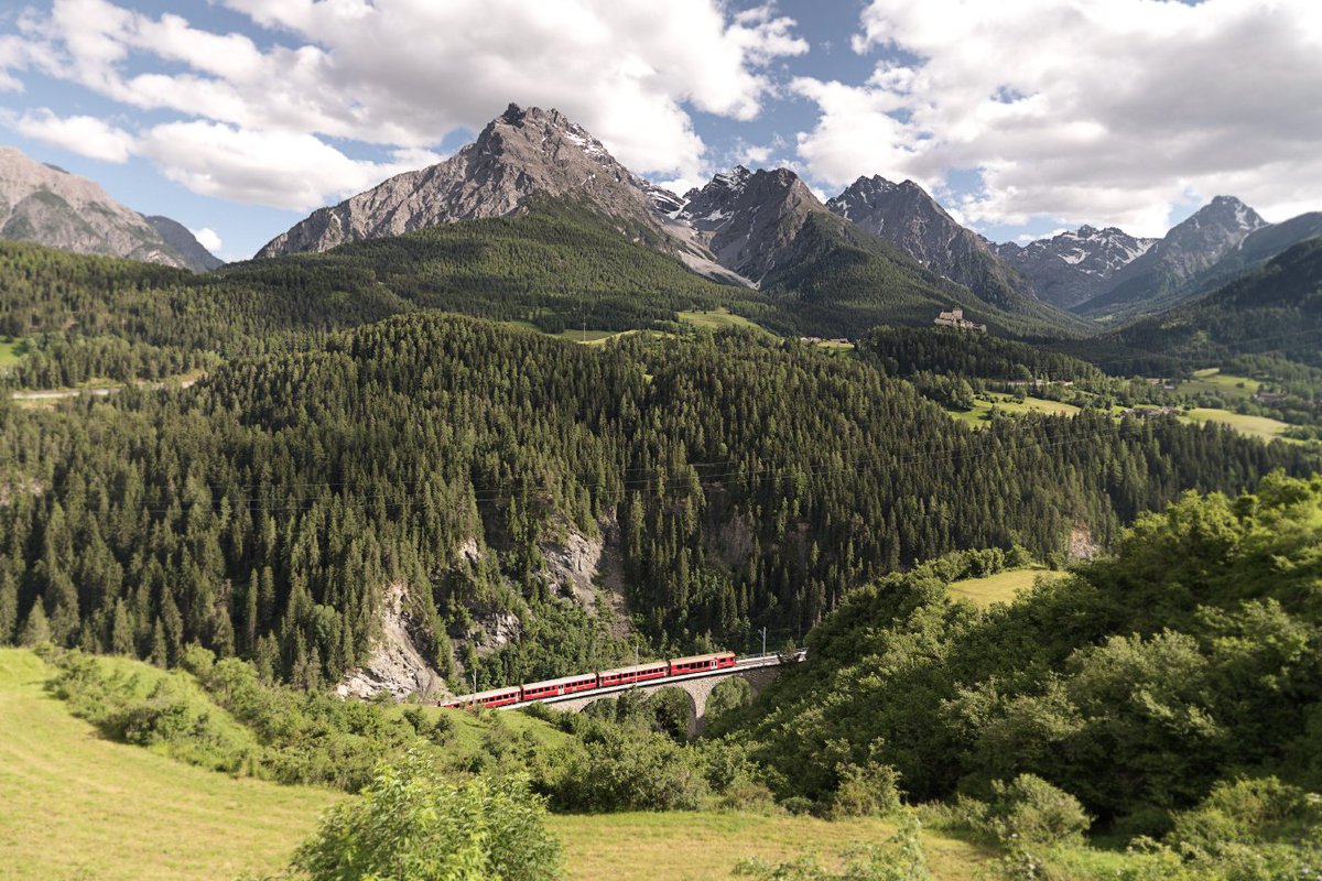 Prossima fermata: Scuol Tarasp! Su uno spuntone roccioso alto 100 metri, il castello di Tarasp veglia sulla Bassa Engadina mentre le mura millenarie si rispecchiano suggestivamente nel Lago di Tarasp. Salite a bordo e godetevi questi splendidi paesaggi! rhb.ch/it/tempo-liber…