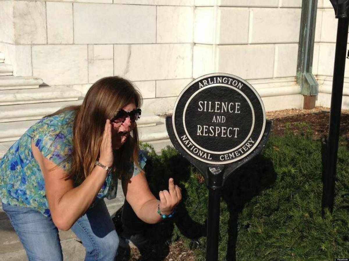 Par ailleurs, en symétrie du cas de Just*ne S*cco présenté par AG, l'ouvrage de Jon Ronson présente aussi le cas de L*ndsey St*ne, s'étant prise en 2012 une shitstorm similaire plutôt “de droite” pour cette photo. (Renvoi du job idéal, 1 an de dépression, …)[TW sur les images]