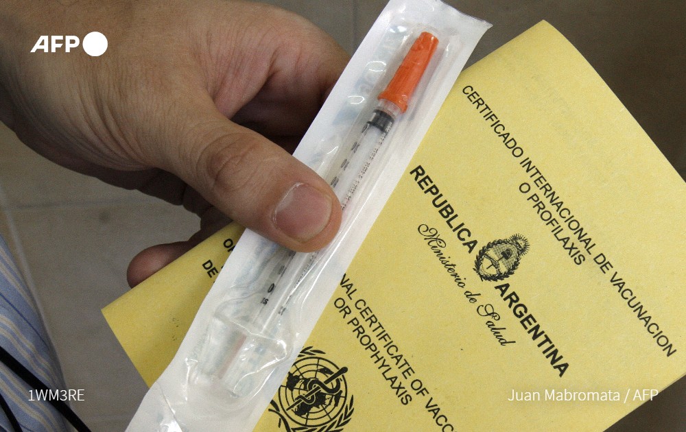 afpfr's tweet photo. Les autorités argentines ont découvert quatre millions de doses de vaccins périmés, restées stockées pendant toute la présidence de Mauricio Macri (2015-2019) et jamais distribuées, a déclaré hier le ministre argentin de la Santé (photo d'archive) #AFP https://t.co/m5tbZPLgkj