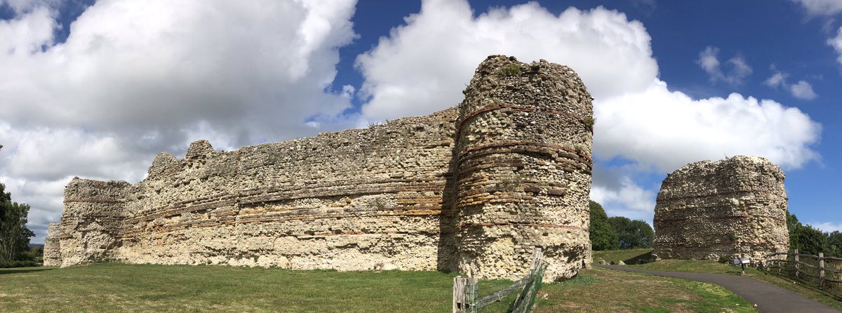 Family visit to historic Pevensey Bay, East Sussex. First up, a walk around the impressive walls of the  #Roman sea fort they called Anderida, built c. AD290. Used as a base for a Roman fleet. The sea was closer than today. Imposing West Gate and masonry walls. Artists impression.