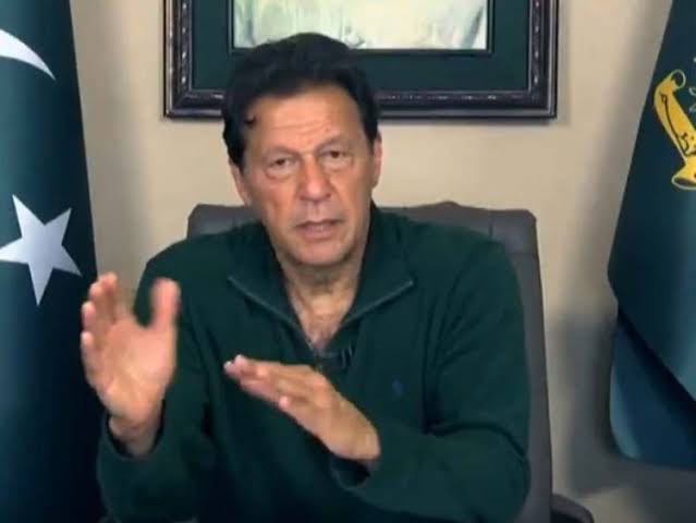 Chumairkamboh4's tweet photo. تو ادھر اُدھر کی نہ بات کر
یہ بتا قوم کو ایسے کیوں لوٹا
تجھے لانے والوں سے گلہ نہیں
تیری حکومت ہے جواب دے

ڈالر 104 سے 169؟
پیٹرول 68سے 108؟
چینی 45 سے 100 روپے؟
گھی 135سے 240 روپے؟
آٹا 30 سے 70 روپے؟
بجلی 8 روپے یونٹ سے 25 روپے، یہ سب کیسے ہوا، @RehamKhan1 

#2YearsOfDisaster https://t.co/bLgnJySuHX