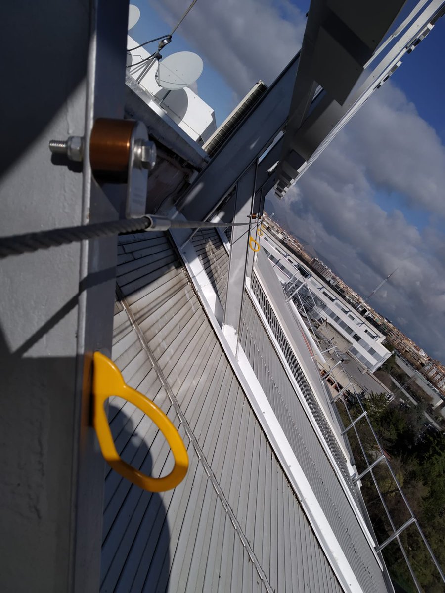 adl_seguridad's tweet photo. SOLUCIÓN #MartesTecnicos: #LineaDeVidas con puntos de #anclaje.
Aquí tenéis la solución pero os ponemos otro reto para mañana.
Cual es el procedimiento para trabajar en esta cubierta con las protecciones colectivas que hemos instalado?. PARTICIPA EN REDES SOCIALES¡¡¡¡¡¡¡ #PRL https://t.co/ltSh7zPbtr