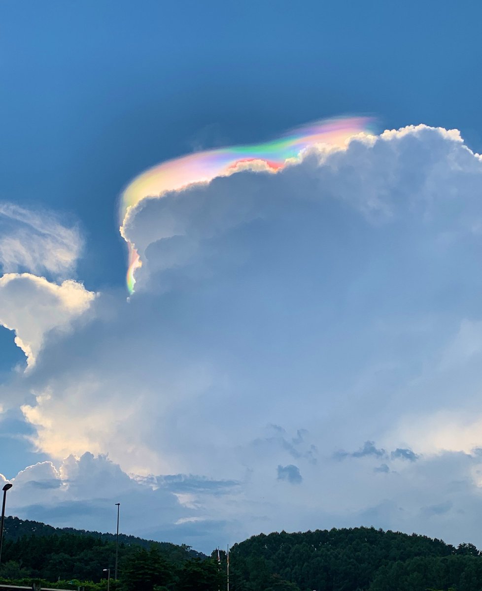 雲の上が虹色に ゲーミングクラウド 長野の空に頂上部分が虹色のベールを被った様な積乱雲 彩雲 が発生 Togetter