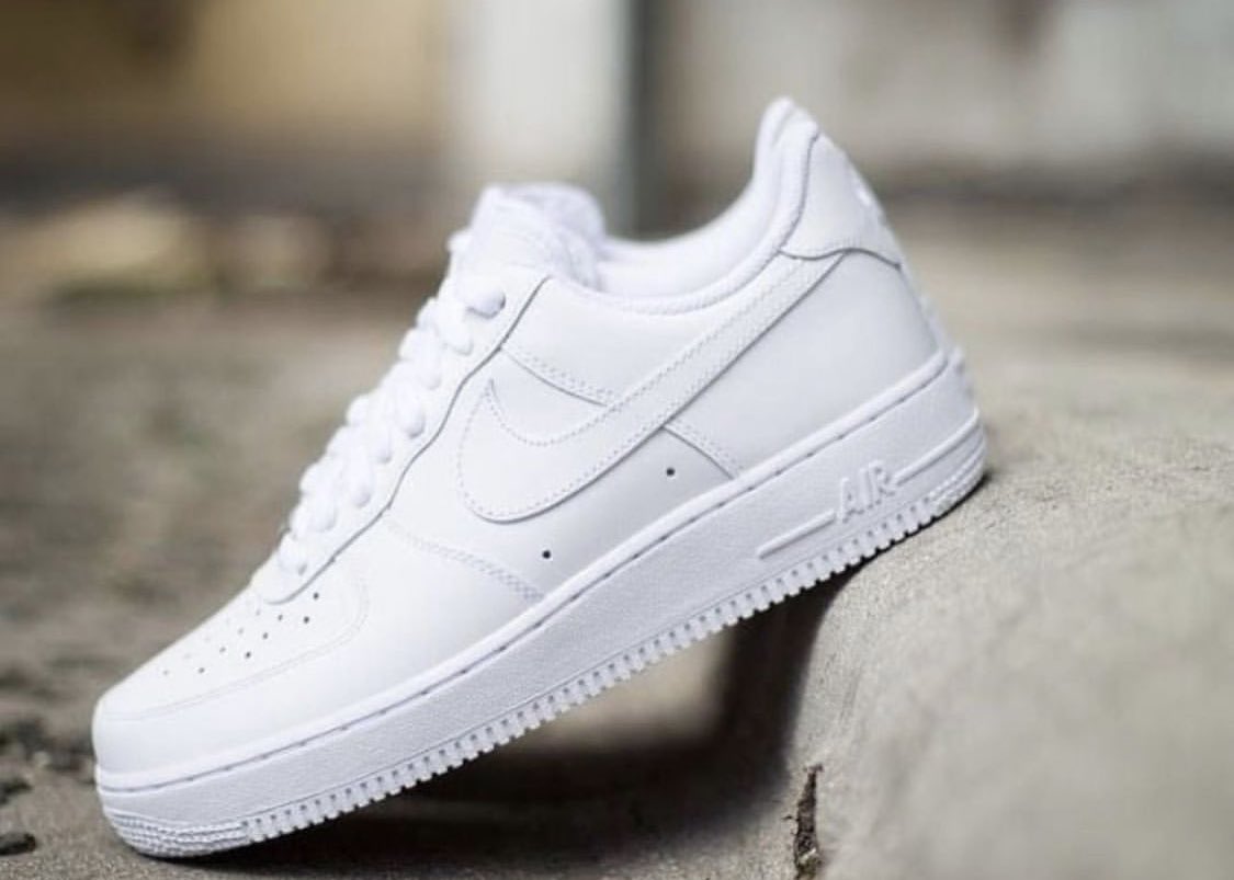 Let's see👀

Retweet 🔁for                         Like ❤for 
Emtee's sneaker                 Nike Airforce