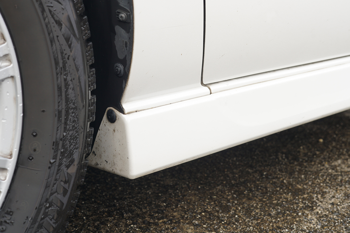 ソフト９９コーポレーション 公式 ピッチやタールは 舗装したての道路や炎天下で熱せられた道路から発生し タイヤで跳ね上げられた時に付くので ホイールハウスやサイドバンパーなど車の下回りに付着しがちです 白い車のぶつぶつ汚れが気になる