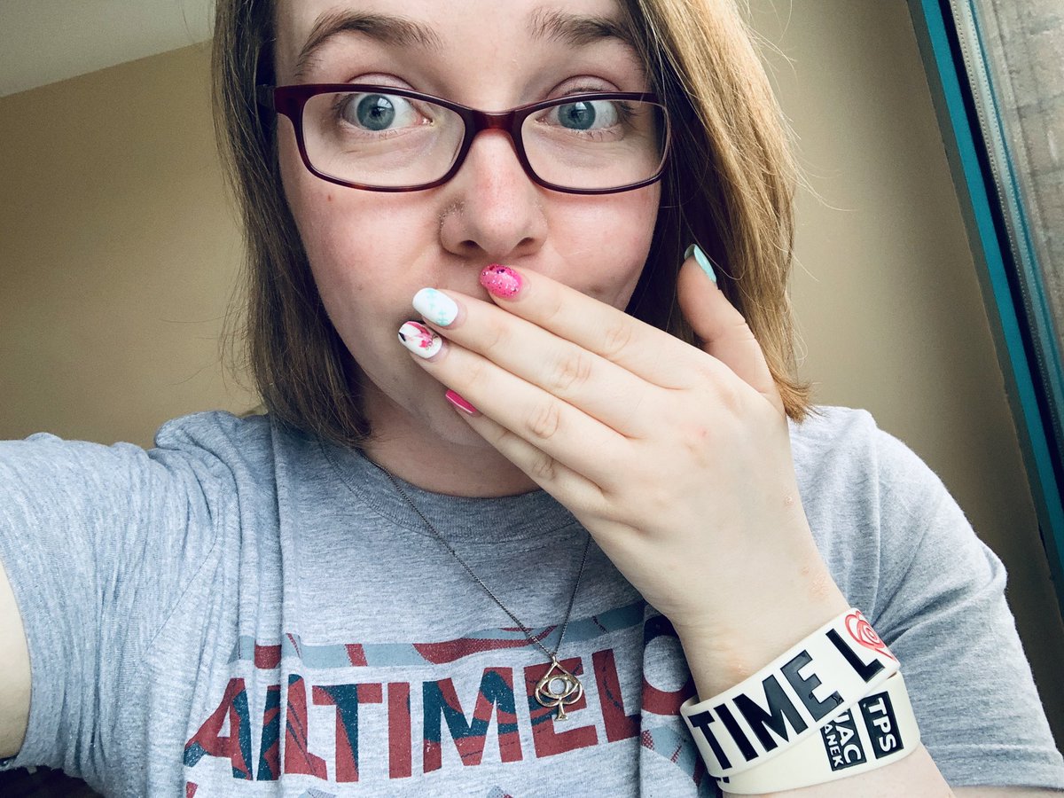 GemGem_JaseyRae's tweet photo. Day 86 of working from home. It's good to be back in an @AllTimeLow t-shirt 😄 and today is the end of the 🦩nails, time for LYR nails😊😊 #workingfromhome #gettingnailsdone https://t.co/DQAxBBCrHc