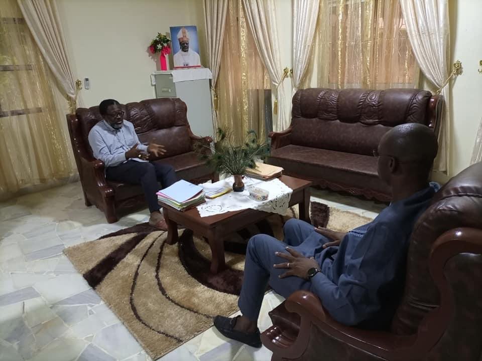 CabralLibii's tweet photo. J’ai eu l’honneur de m’entretenir avec l'Archevêque de Garoua, Monseigneur Faustin AMBASSA NDJODO, sur les valeurs de Patriotisme, Bonté et justice. L'archevêque a beaucoup insisté sur la réforme du système éducatif en plaçant l'enseignement de la morale au coeur. https://t.co/uaztPmsr3o