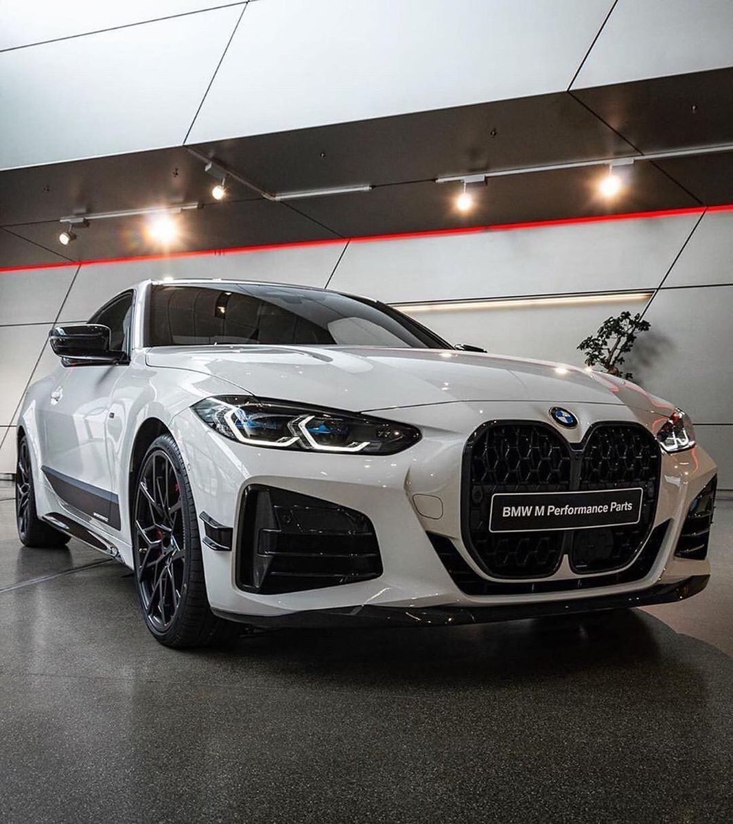 gmancarreviews's tweet photo. The '275 kW' BMW M440i xDrive with black accents and M Performance parts 😍

Photos Via: IG. bmw.uae #GCR https://t.co/5aUEWKVcY9