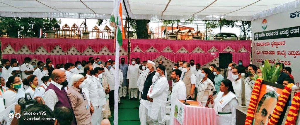 SaleemAhmadINC's tweet image. ಮಾಜಿ ಪ್ರಧಾನಿ ರಾಜೀವ್ ಗಾಂಧಿ ಮತ್ತು ಮಾಜಿ ಮುಖ್ಯಮಂತ್ರಿ ದೇವರಾಜ ಅರಸು ಅವರ ಜನ್ಮದಿನಾಚರಣೆ ಅಂಗವಾಗಿ ಕೆಪಿಸಿಸಿ ಅಧ್ಯಕ್ಷರಾದ ಡಿ.ಕೆ  ಶಿವಕುಮಾರ್ ಅವರೊಂದಿಗೆ  ರಾಜೀವ್ ಗಾಂಧಿ ಹಾಗೂ ದೇವರಾಜ ಅರಸು ಅವರ ಭಾವಚಿತ್ರಕ್ಕೆ ಪುಷ್ಪ ನಮನ ಸಲ್ಲಿಸಿ ಗೌರವ ಅರ್ಪಿಸಲಾಯಿತು. 
#RajivGandhi76 #devarajarasu