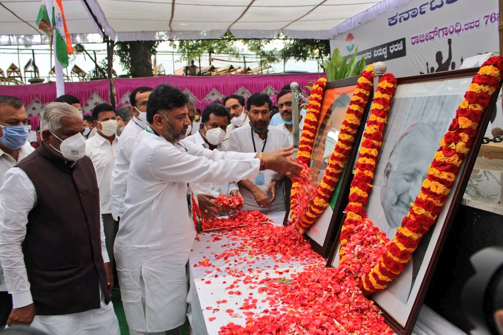 SaleemAhmadINC's tweet image. ಮಾಜಿ ಪ್ರಧಾನಿ ರಾಜೀವ್ ಗಾಂಧಿ ಮತ್ತು ಮಾಜಿ ಮುಖ್ಯಮಂತ್ರಿ ದೇವರಾಜ ಅರಸು ಅವರ ಜನ್ಮದಿನಾಚರಣೆ ಅಂಗವಾಗಿ ಕೆಪಿಸಿಸಿ ಅಧ್ಯಕ್ಷರಾದ ಡಿ.ಕೆ  ಶಿವಕುಮಾರ್ ಅವರೊಂದಿಗೆ  ರಾಜೀವ್ ಗಾಂಧಿ ಹಾಗೂ ದೇವರಾಜ ಅರಸು ಅವರ ಭಾವಚಿತ್ರಕ್ಕೆ ಪುಷ್ಪ ನಮನ ಸಲ್ಲಿಸಿ ಗೌರವ ಅರ್ಪಿಸಲಾಯಿತು. 
#RajivGandhi76 #devarajarasu