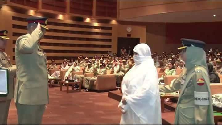 MuhammadAraib00's tweet photo. آرمی چیف کیپٹن روح اللہ کی والدہ محترمہ کو سلیوٹ کرتےہوئے۔
#شہداہمارافخرہیں https://t.co/SxVnAgVUQu