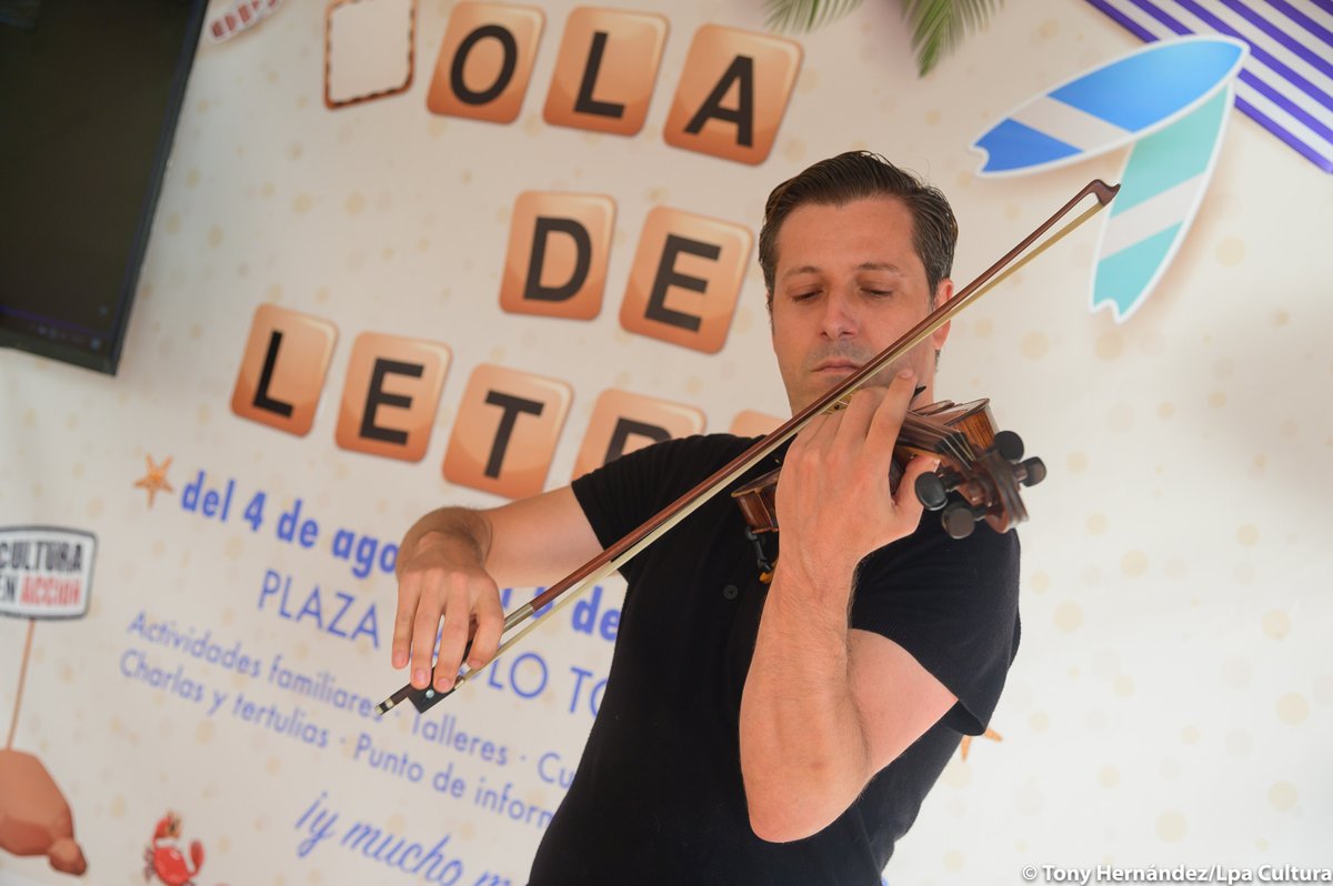 LpaCultura's tweet photo. Literatura y música en la carpa 'Ola de letras'. Ayer fue el turno de los intervalos musicales con la interpretación José Luis Montesdeoca (violín) y la lectura de fragmentos de 'La ciudad escrita' a cargo de Maisa Quintana. 

#Culturaenacción #Culturaresponsable #Oladeletras https://t.co/uYPtN7HxD0