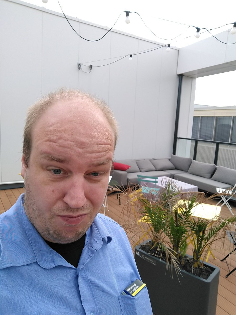 BartCastricum's tweet photo. Theorieles op het dakterras https://t.co/mpRyJHP9Ex