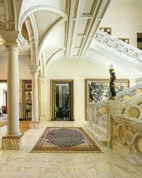 قصر الطاهرة-الزيتونتم بناءة في القرن العشرين،علي يد الإيطالي أنطونيو لاشياك للأميرة أمينة عزيزة ابنة الخديوى إسماعيل،وقد تم بنائه على الطراز الإيطالي،ويظهر ذلك جليًا في السلالم الرخام والسقوف المرمر الرائعة،ويعتبر أنطونيو لاشياك من أعظم المعماريين الأجانب الذين جاءوا إلى مصر