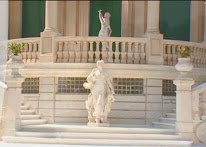 قصر الطاهرة-الزيتونتم بناءة في القرن العشرين،علي يد الإيطالي أنطونيو لاشياك للأميرة أمينة عزيزة ابنة الخديوى إسماعيل،وقد تم بنائه على الطراز الإيطالي،ويظهر ذلك جليًا في السلالم الرخام والسقوف المرمر الرائعة،ويعتبر أنطونيو لاشياك من أعظم المعماريين الأجانب الذين جاءوا إلى مصر