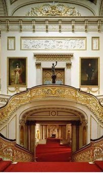 يحيط بالقصر حديقة بديعة،مكونًا علاقة متناسقة بين المبنى والطبيعة الخلابة المحيطة به.وكان لتأثيثه من الداخل واختيار ديكوراته دورًا مهمًا في توفير الشعور بالترحاب والراحة للزائر والمقيم،حيث وزعت التحف وقطع الأثاث داخل الغرف بتناسق وجمال ينم عن ذوق رفيع.ويعتبر من اجمل القصور  #مصر