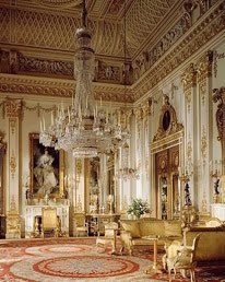 يحيط بالقصر حديقة بديعة،مكونًا علاقة متناسقة بين المبنى والطبيعة الخلابة المحيطة به.وكان لتأثيثه من الداخل واختيار ديكوراته دورًا مهمًا في توفير الشعور بالترحاب والراحة للزائر والمقيم،حيث وزعت التحف وقطع الأثاث داخل الغرف بتناسق وجمال ينم عن ذوق رفيع.ويعتبر من اجمل القصور  #مصر