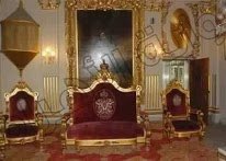 يحيط بالقصر حديقة بديعة،مكونًا علاقة متناسقة بين المبنى والطبيعة الخلابة المحيطة به.وكان لتأثيثه من الداخل واختيار ديكوراته دورًا مهمًا في توفير الشعور بالترحاب والراحة للزائر والمقيم،حيث وزعت التحف وقطع الأثاث داخل الغرف بتناسق وجمال ينم عن ذوق رفيع.ويعتبر من اجمل القصور  #مصر