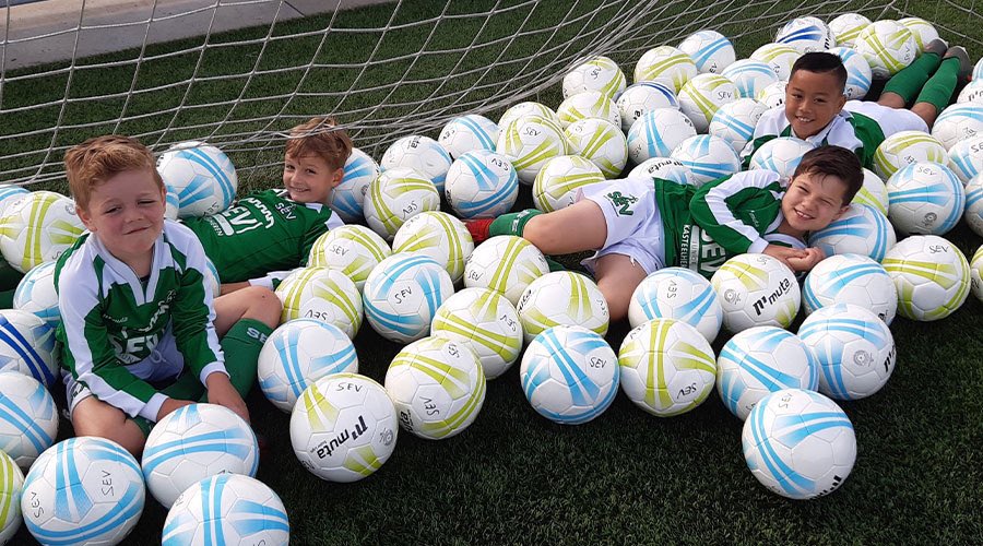 ballenactie's tweet photo. ➡️ Ook meedoen aan de #Ballenactie? Meld jouw vereniging en met 13 september aan via https://t.co/1AY0X5g8hp. https://t.co/joLaQW66CW