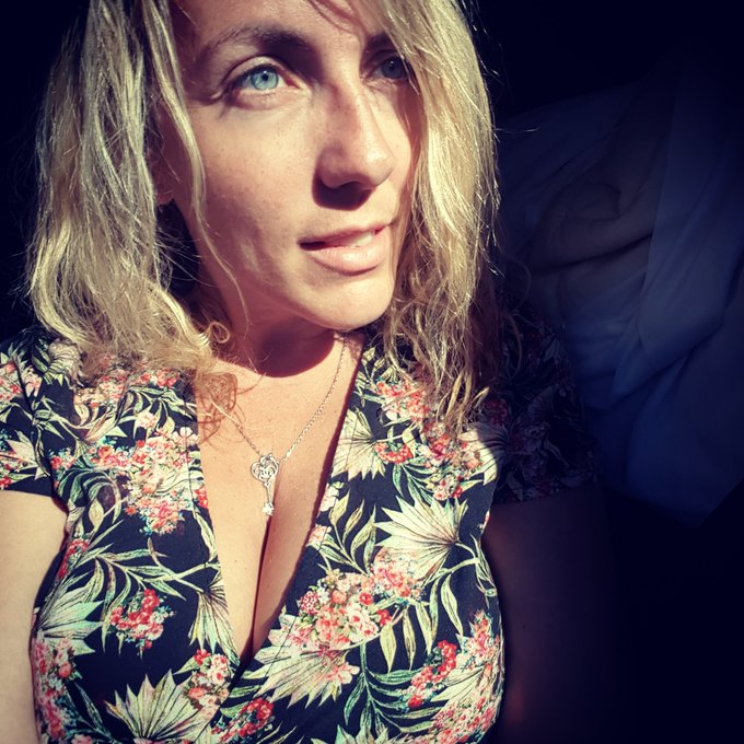 Bonne journ&eacute;e ! Bon courage si tu travailles, gros bisous 😘  #morning #GoodMorningTwitterWorld #naturalwomen<a href="/tag/morning"class="tags"><span>#morning</span></a><a href="/tag/naturalwomen"class="tags"><span>#naturalwomen</span></a><a href="/tag/goodmorningtwitterwor"class="tags"><span>#goodmorningtwitterwor</span></a>