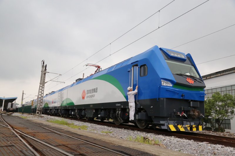 TrasportoEuropa's tweet photo. Un solo locomotore traina convoglio da 10mila tonnellate in #Cina #trasporto #merce #treno https://t.co/HuYGBUMO8s https://t.co/emWB1R5Klp