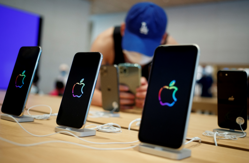 timesofindia's tweet photo. Apple bites into history, is first US firm to reach $2 trillion in market cap 

READ: https://t.co/1hiS3WBDyM https://t.co/99XQX8VCOB