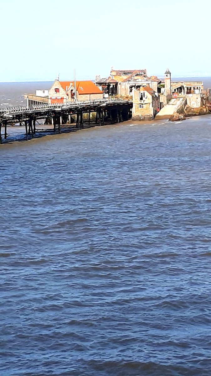 Thepennyrollson's tweet photo. #Sandwall to #Burnhamonsea today. Yesterday visited the iconic #ClevedonPier. A Victorian #PieroftheYear run by volunteers today arrived at #Westonsuoermare where sadly the old pier crumbles into the sea. I wonder what it looked like in its hey day.
@OfGrands
@ClevedonPierG1 https://t.co/yqrjS3ZOOL