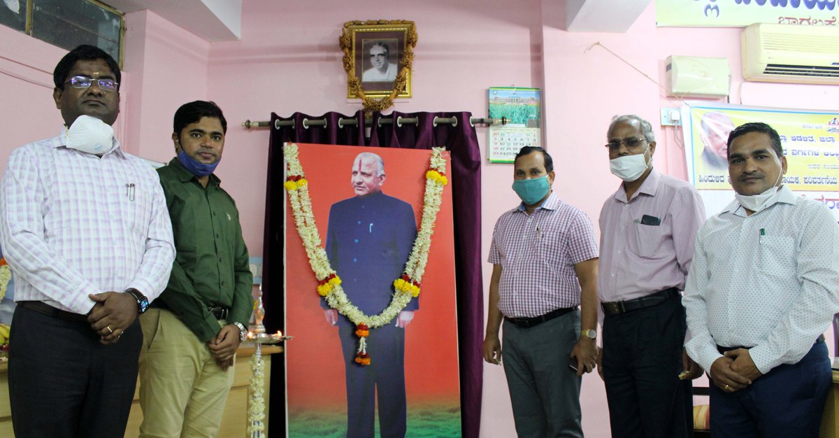 ದೇವರಾಜು ಅರಸುರವರ 105ನೇ ಜನ್ಮ ದಿನ ಆಚರಣೆ
ಬಾಗಲಕೋಟೆ: ಆಗಸ್ಟ 20 (ಕರ್ನಾಟಕ ವಾರ್ತೆ) : ಜಿಲ್ಲಾಡಳಿತ, ಜಿಲ್ಲಾ ಪಂಚಾಯತ ಹಾಗೂ ಹಿಂದುಳಿದ ವರ್ಗಗಳ ಕಲ್ಯಾಣ ಇಲಾಖೆ ಸಹಯೋಗದಲ್ಲಿ ಸಾಮಾಜಿಕ ಪರಿವರ್ತನೆಯ ಹರಿಹಾರ, ಮಾಜಿ ಮುಖ್ಯಮಂತ್ರಿ ದಿ.ದೇವರಾಜ ಅರಸುರವರ 105ನೇ ಜನ್ಮ ದಿನಾಚರಣೆಯನ್ನು ಗುರುವಾರ ಸರಳವಾಗಿ ಆಚರಿಸಲಾಯಿತು.