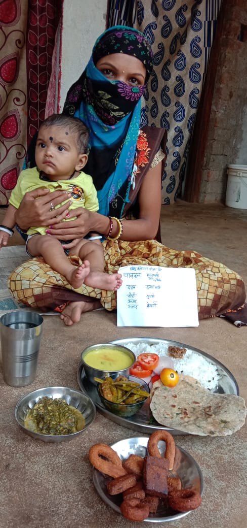 WBemetara's tweet photo. तीज पर्व के पूर्व पारम्परिक करू भात की थाली से पौष्टिकता की जानकारी गर्भवती,महिला व शिशुवती महिला को देते हुए आंगनवाड़ी कर्यकर्ता। इस तीज पोषण के साथ।
@wcdposhancg @MinistryWCD @KuruvillaReji @ChhattisgarhCMO @AnilaBhendia @tini_tatatrusts @DPRChhattisgarh @BemetaraDist https://t.co/nd3oX5dL1D