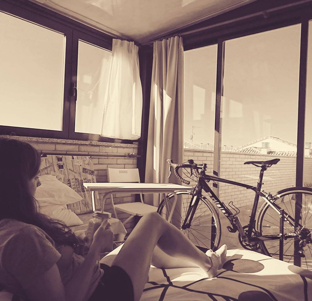 Y tú, ¿dónde guardas la bici mientras duermes?
#cyclinglife #mejorenbici 
📷: Anita Anais