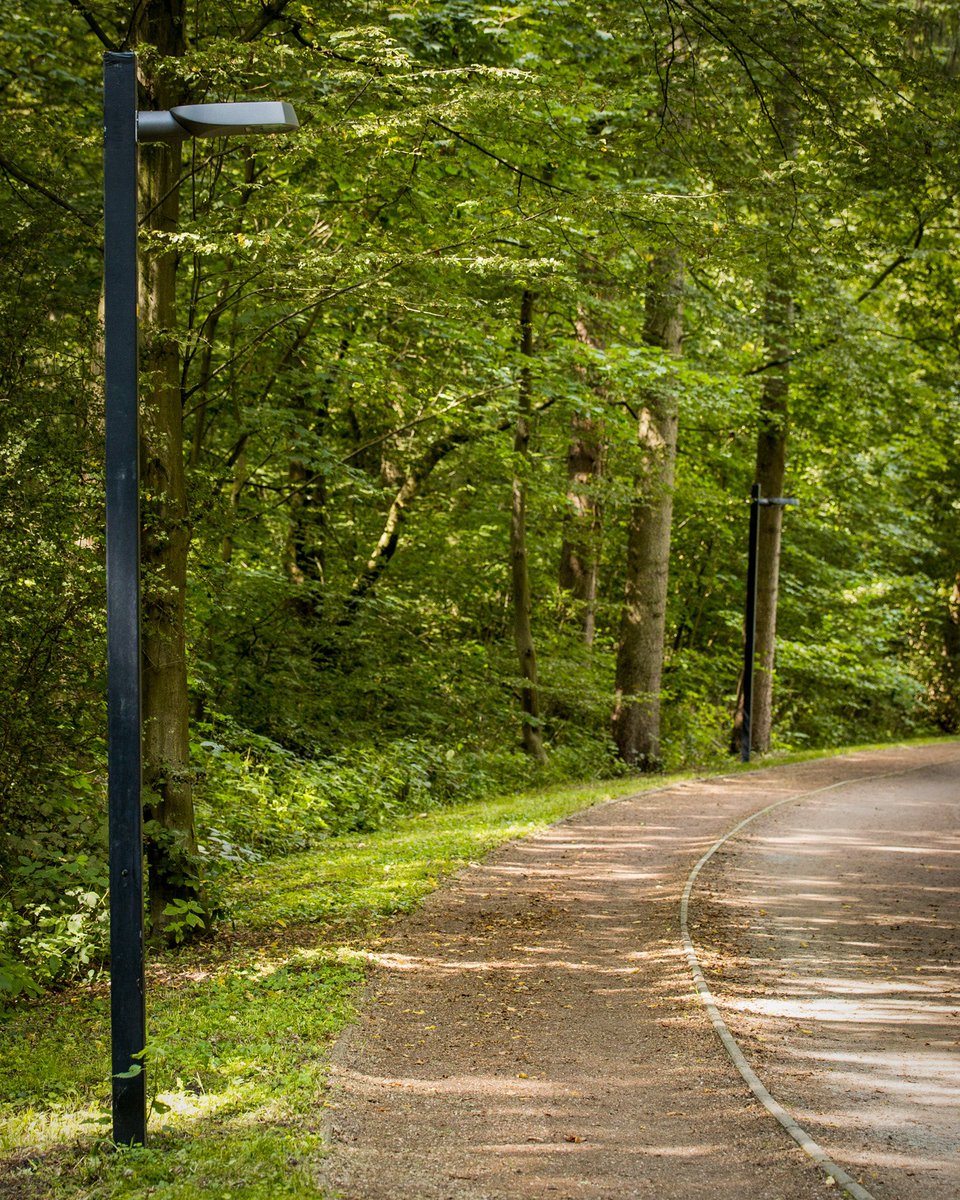 swb_online's tweet photo. Neues Licht für Bremens Lauftreff Nr.1 🏃‍♀️. Die #Finnbahn im Bremer Stadtwald hat eine neue, zeitgemäße Beleuchtung bekommen. 💡 
Mehr dazu ➡️ https://t.co/mysNVaWrP3
#bremen #led https://t.co/94dUDwWk5Y