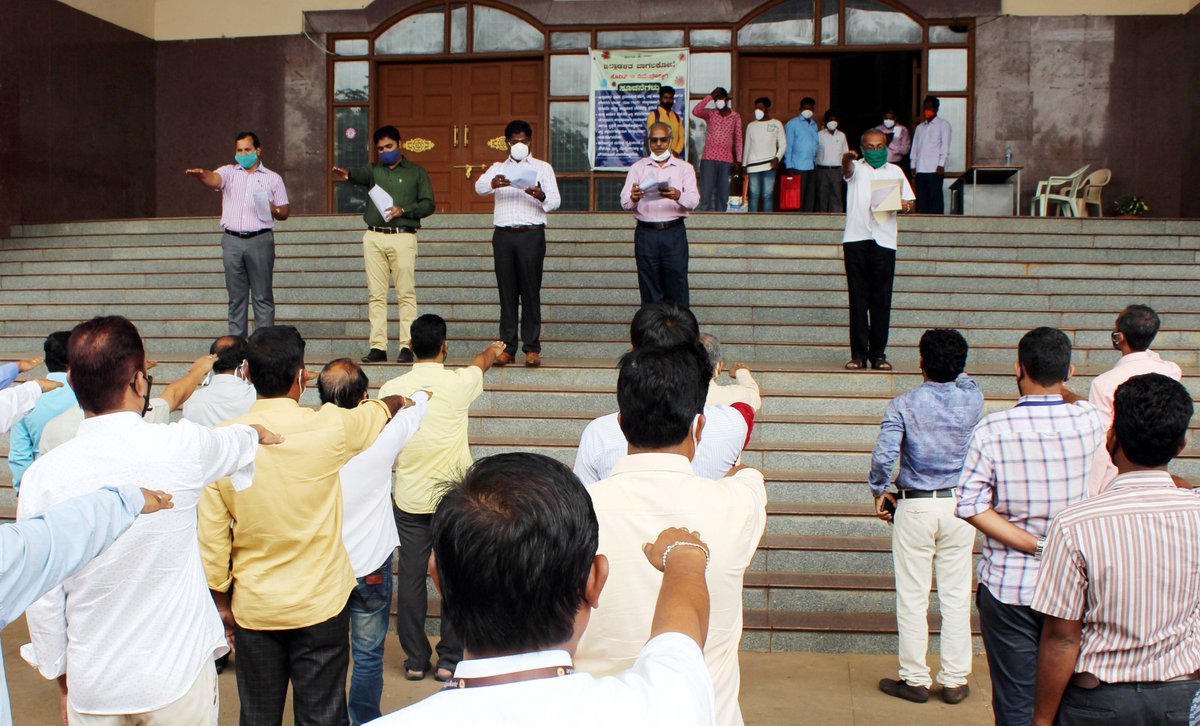 ಜಿಲ್ಲಾಡಳಿತದಿಂದ ಸದ್ಭಾವನಾ ದಿನ ಆಚರಣೆ
-------------------------------
ಬಾಗಲಕೋಟೆ: ಆಗಸ್ಟ 20 (ಕರ್ನಾಟಕ ವಾರ್ತೆ) : ಜಿಲ್ಲಾಡಳಿತದ ವತಿಯಿಂದ ಮಾಜಿ ಪ್ರಧಾನಿ ದಿ.ರಾಜೀವಗಾಂಧಿ ಅವರ ಜನ್ಮ ದಿನಾಚರಣೆ ಅಂಗವಾಗಿ ಜಿಲ್ಲಾಡಳಿತ ಭವನದ ಮುಖ್ಯದ್ವಾರದಲ್ಲಿ ಗುರುವಾರ ಸದ್ಭಾವನಾ ದಿನಾಚರಣೆ ಆಚರಿಸಲಾಯಿತು.