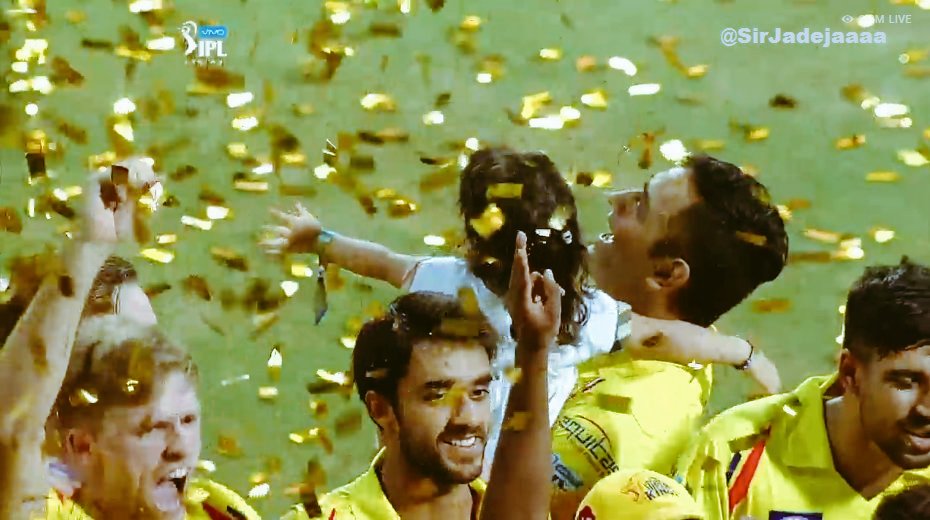 ImRamya_'s tweet image. As Modi said - Vintage Dhoni.
This was that moment when Dhoni was playing with Ziva and the team was celebrating 😍😍
@msdhoni 💙❤️
#Dhoni #DhoniThePrideOfIndia