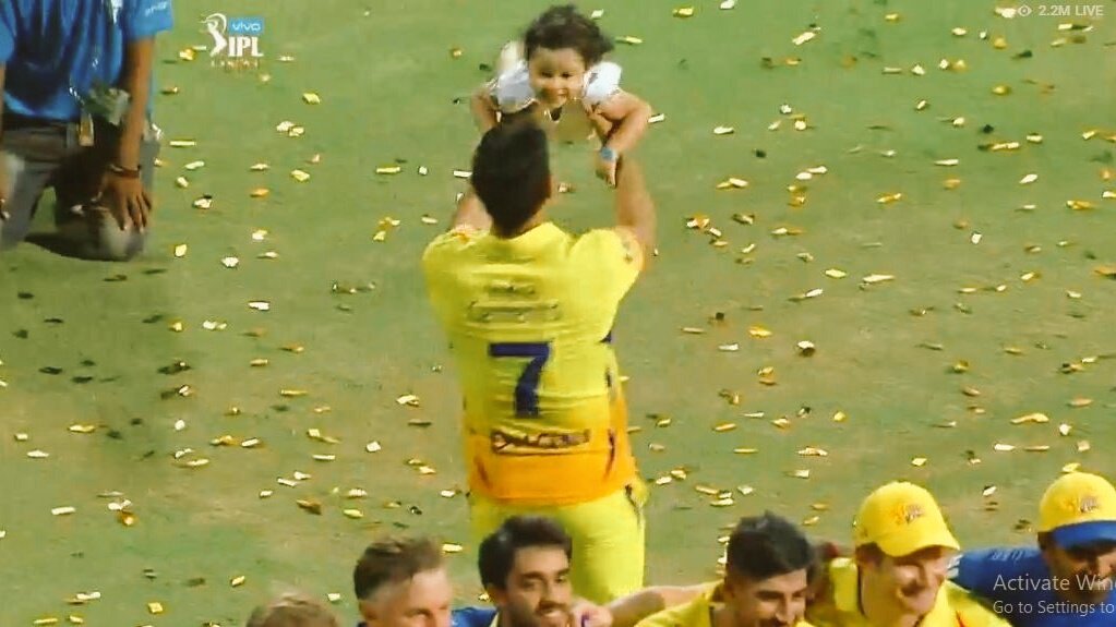 ImRamya_'s tweet image. As Modi said - Vintage Dhoni.
This was that moment when Dhoni was playing with Ziva and the team was celebrating 😍😍
@msdhoni 💙❤️
#Dhoni #DhoniThePrideOfIndia