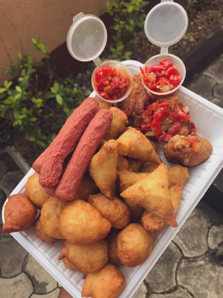immschops's tweet image. Our 3,500 Naira large pack never looked better, want something like this today?, then enter my dms now, 1 slot only for today available 😍😍
Contains 15 puffs, 6 samosas and springrolls, 3 peppered chicken, 3 sausages and pepper sauce🤭😍😍
Please retweet🙏🏽🙏🏽😊