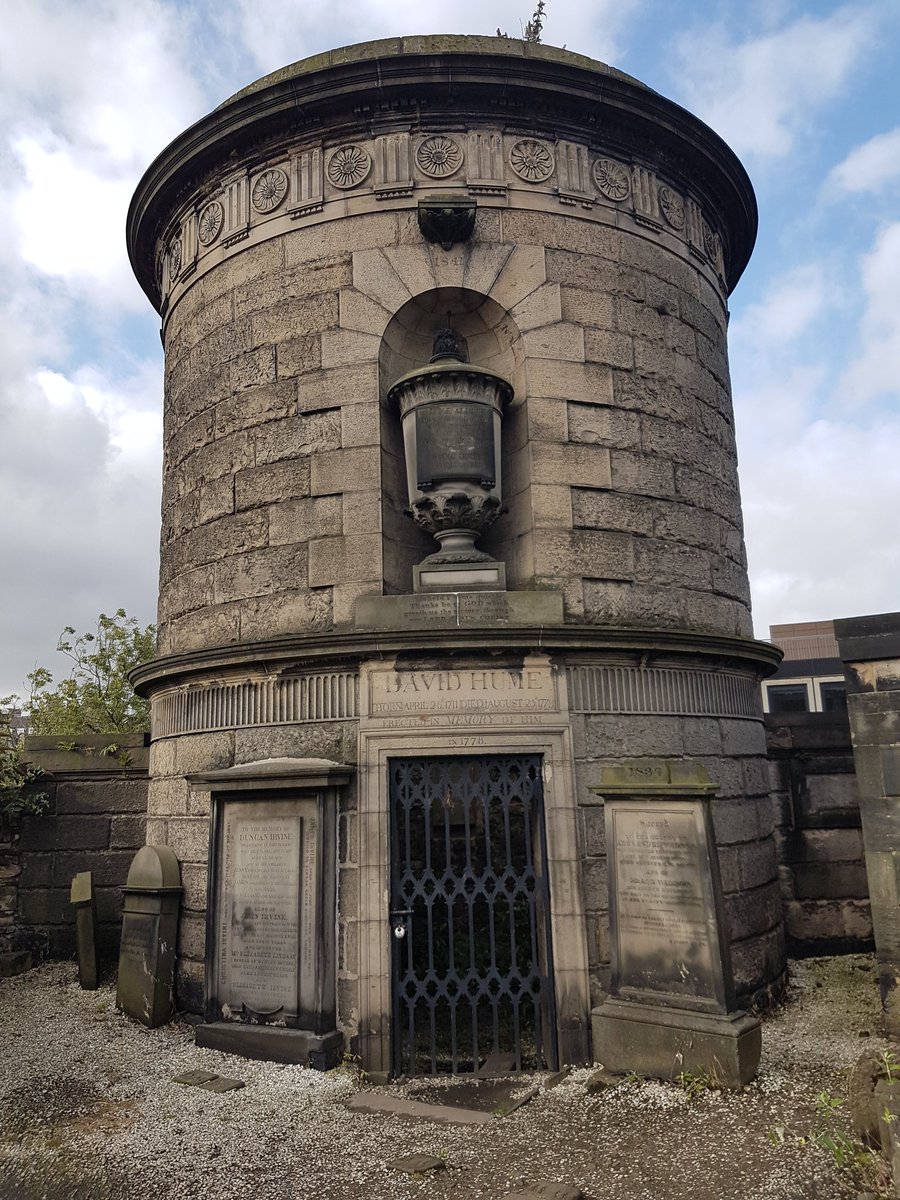 mesuturkiye's tweet photo. Ünlü felsefeci David Hume'ın mezarı (Old Calton Cemetery, Edinburgh). 

Zamanının ünlü bir ateisti olsa da, (dindar) mahalleli bile onu çok sevdiğinden 6 gün mezarının başında beklemiş. Sebebi: zebaniler onun ruhunu cehenneme götüremesinler diye https://t.co/VSAPpIWSW1